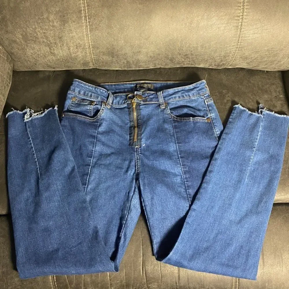 Romeo & Juliette Couture High-Rise Jeans Raw Hem -- Size M (28)